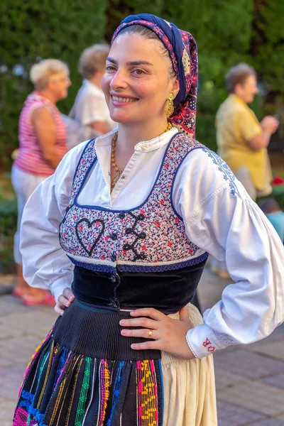 Танцовщица из Португалии в традиционном костюме — стоковое фото