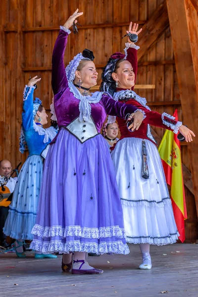 Tanečníci ze Španělska v tradičních lidových krojích — Stock fotografie