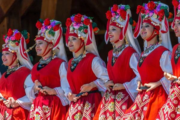 Група дівчат-танцівника з Болгарії в традиційному костюмі — стокове фото