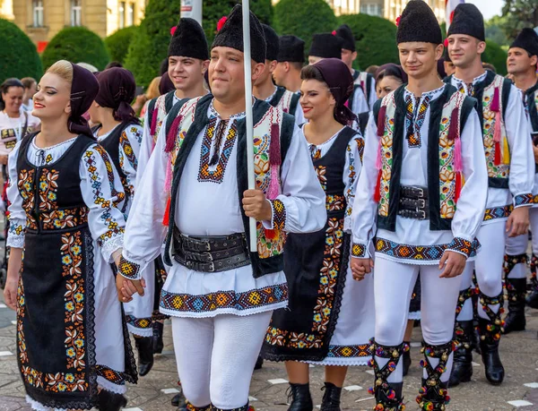 Tanzgruppe aus Rumänien in traditioneller Tracht — Stockfoto