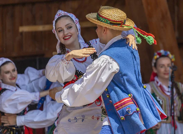 Dançarinos poloneses em traje tradicional — Fotografia de Stock