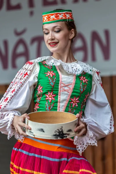 Ung vitrysk dansare i traditionell kostym — Stockfoto