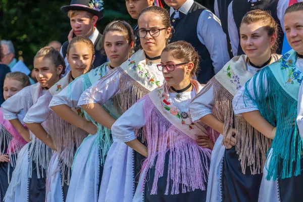 Mladé dívky z Rumunska v německé kroji — Stock fotografie