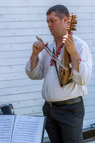 Piosenkarka ze Słowacji z tradycyjnym instrumentem muzycznym — Zdjęcie stockowe