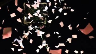 Timisoara, Romanya - 14 Haziran 2019: Sokakta gece gösterisi hava tiyatrosunda İspanyol aktörler, Zafer Meydanı'nda Belediye Tarafından Düzenlenen Avrupa Gösteri-Romen Drama Festivali.