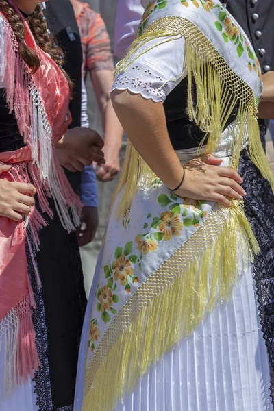 Kadınlar tarafından giyilen Alman halk kostümü — Stok fotoğraf