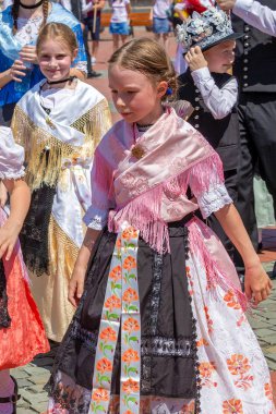 Swabian halk kostümleri geçit töreninde Childs
