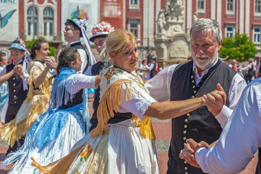 Swabian halk kostümleri geçit töreninde Dansçılar