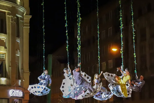 Actores españoles en espectáculo nocturno teatro al aire libre en la calle — Foto de Stock