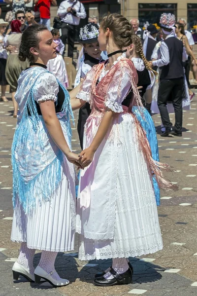 Dançarinos no desfile dos trajes folclóricos suábios, Timisoara, R — Fotografia de Stock