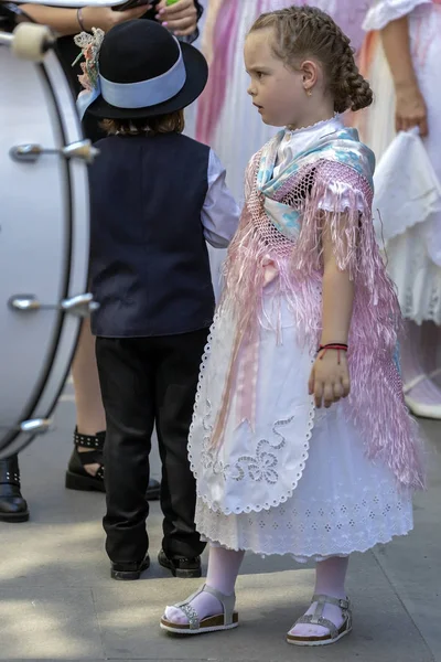 スワビアン民族衣装のパレードで子供, ティミショアラ, ロ — ストック写真