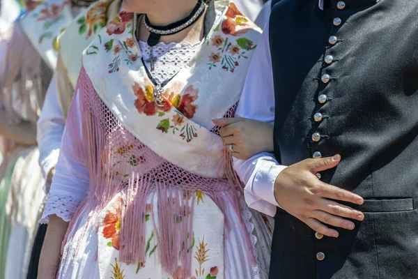 Detalj av traditionell tysk folkdräkt som bärs av kvinnor och manar — Stockfoto