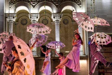 Sokakta gece gösterisi hava tiyatrosunda İspanyol aktörler