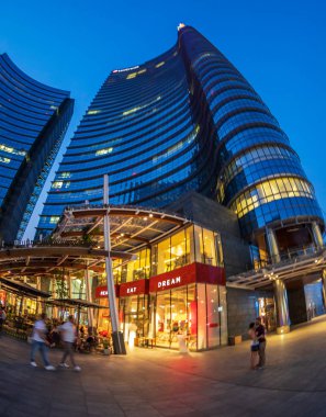 Gae Aulenti meydanıbinalarının gece görünümü, Milano, İtalya