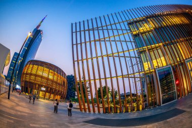 Gae Aulenti meydanıbinalarının gece görünümü, Milano, İtalya