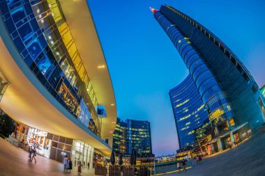 Gae Aulenti meydanıbinalarının gece görünümü, Milano, İtalya