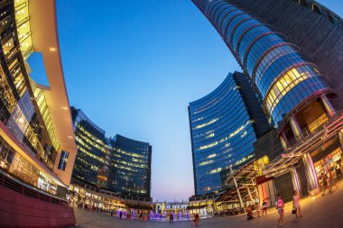 Gae Aulenti meydanıbinalarının gece görünümü, Milano, İtalya