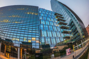 Binaların gece görünümü Porta Nuova bölgesi, Milano, Ita