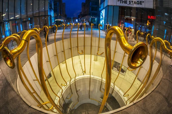 Trombe moderne come sculture di Alberto Garutti in piazza Gae — Foto Stock