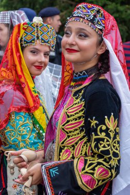 Geleneksel kostümlü Türkiye'den dansçı kadınlar