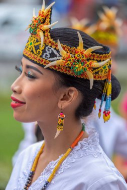 Endonezya'dan geleneksel kostümlü dansçı kadın portresi