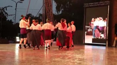 Timisoara, Romanya - 7 Temmuz 2019: Geleneksel kostümlü İspanyol dansçılar, Uluslararası Kalpler Festivali sırasında halk dansları sergiliyorlar, Belediye Binası tarafından organize.