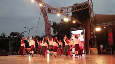 Timisoara, Romanya - 7 Temmuz 2019: Geleneksel kostümlü İspanyol dansçılar, Uluslararası Kalpler Festivali sırasında halk dansları sergiliyorlar, Belediye Binası tarafından organize.