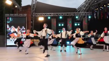 Timisoara, Romanya - 7 Temmuz 2019: Geleneksel kostümlü İsviçreli dansçılar, Uluslararası Kalpler Festivali sırasında halk dansları sergiliyorlar, Belediye Binası tarafından organize.