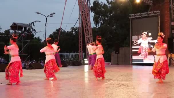 Timisoara Rumunsko Července 2019 Mladí Indonéští Tanečníci Tradičním Kostýmu Pořádá — Stock video