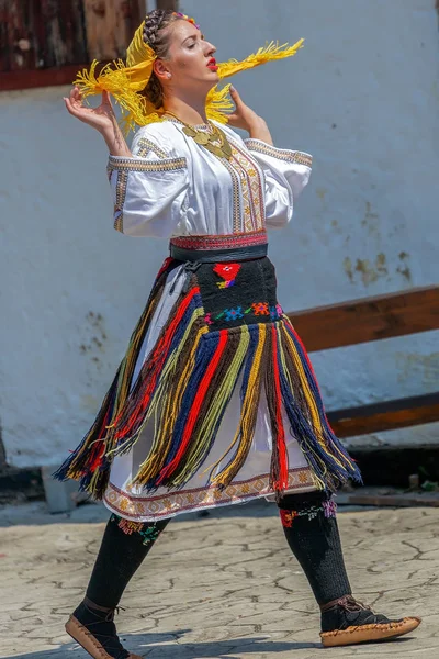 Dansare kvinna från Serbien i traditionell kostym — Stockfoto