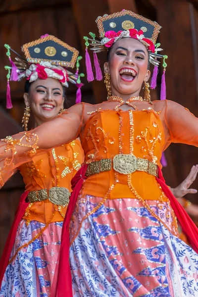 Dansare kvinnor från Indonesien i traditionell kostym — Stockfoto