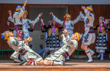 Geleneksel kostümlü Türkiye'den dansçılar