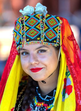 Geleneksel costumda Türkiye'den genç dansçı kadın portresi