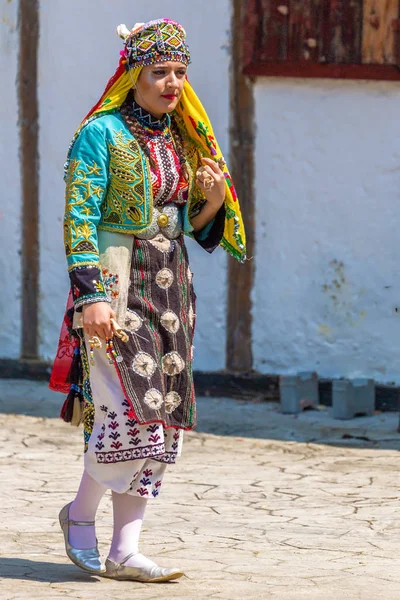 Ung dansare kvinna från Turkiet i traditionell kostym — Stockfoto