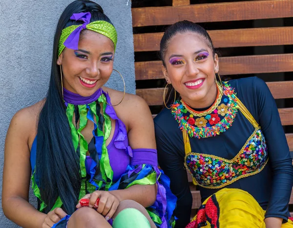 Jeunes danseurs colombiens en costume traditionnel — Photo