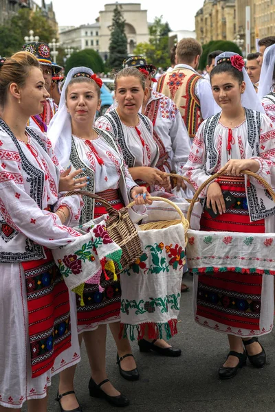 Молодих танцюристів з Румунії у традиційних костюмах — стокове фото
