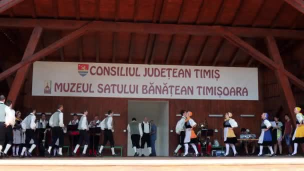 罗马尼亚蒂米索拉 2019年7月7日 瑞士舞者身着传统服装 在市政厅举办的国际心节期间表演民间舞蹈 — 图库视频影像