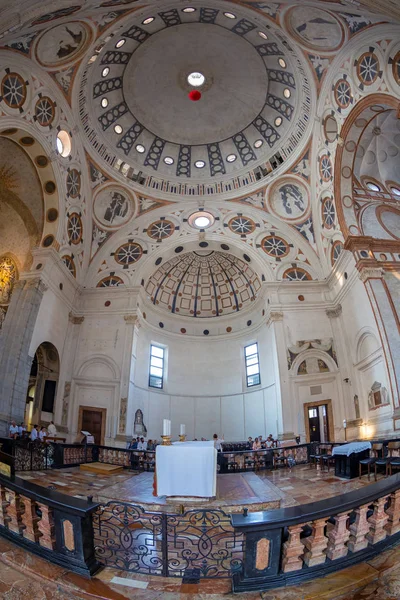 サンタ・マリア・デッレ・グラツィエ教会のインテリア、ミラノ、イタリア — ストック写真