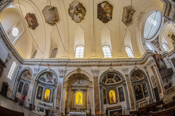 Chiesa di San Pancrazio kilisesinin iç kısmı, Bergamo, İtalya — Stok fotoğraf