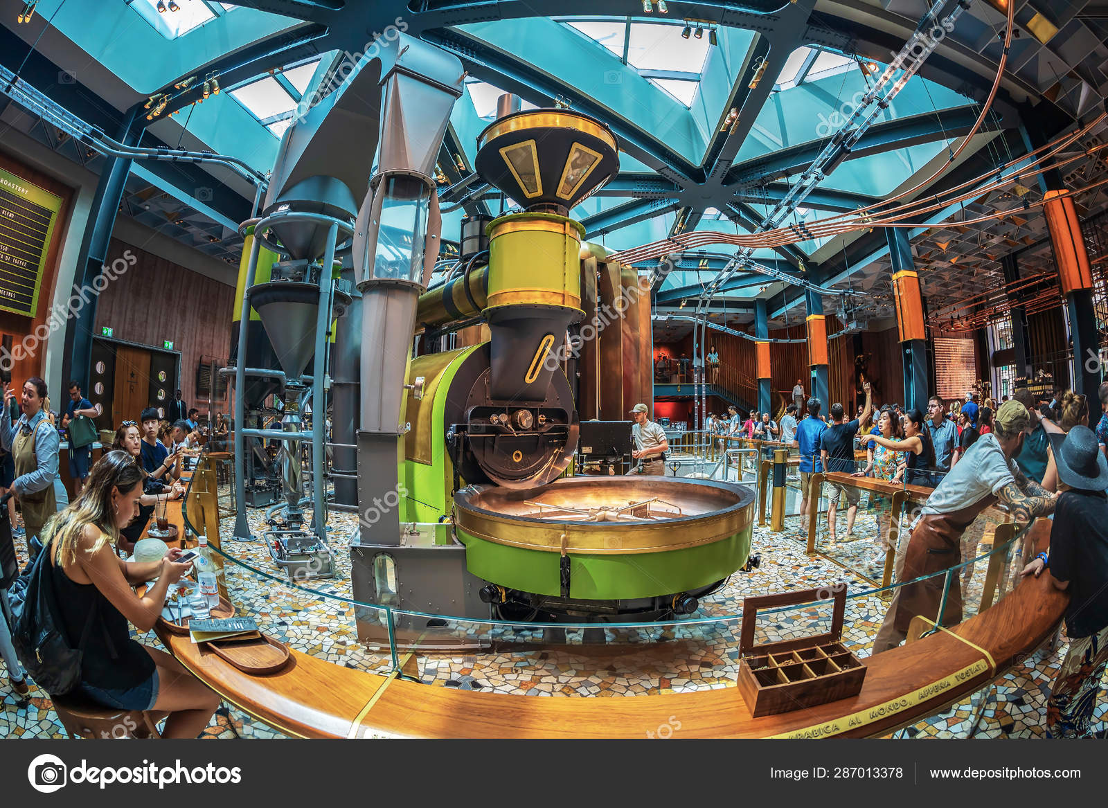 Innenraum Des Starbucks Concept Stores In Mailand Italien