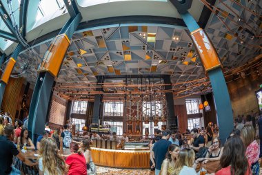 Milano, İtalya'da Starbucks konsept mağazasının iç