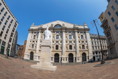 Palazzo Mezzanotte, Borsa Sarayı ve L.O. heykeli.