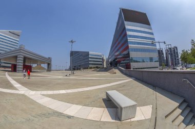 Piazza Gino Valle, Vittoria Assicurazioni ve Casa Milan Buildin