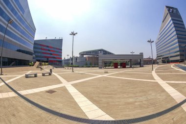 Piazza Gino Valle, Vittoria Assicurazioni ve Casa Milan Buildin