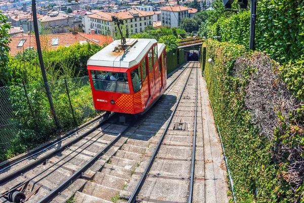 Vista desde túnel con funicular Ferrocarril en Citta Alta Bergamo, I — Foto de Stock