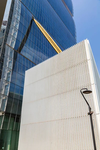 Mailand, Italien - 28. Juni 2019: Hintergrund mit Fassadendetail futuristischer Büroarchitektur — Stockfoto