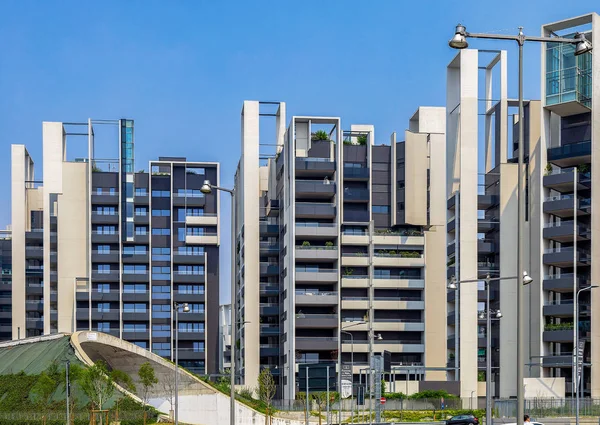 MILÃO, ITÁLIA - 28 DE JUNHO DE 2019: Novos edifícios modernos na área de Portello, Milão, Itália — Fotografia de Stock