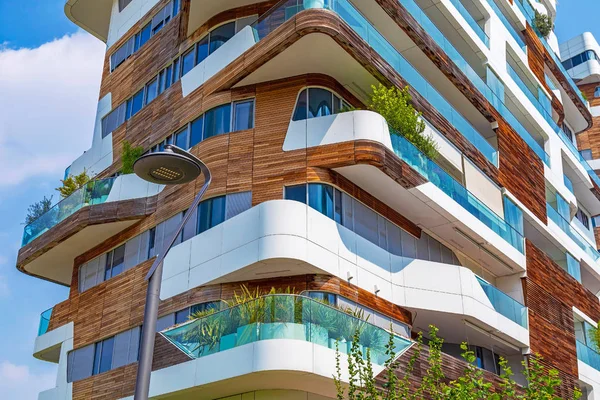 MILÃO, ITÁLIA - 28 DE JUNHO DE 2019: Plano de fundo com detalhes da fachada do edifício residencial futurista — Fotografia de Stock