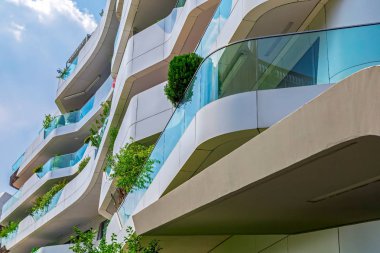 Fütüristik konut binasının cephe detayı ile arka plan