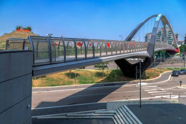 Piazza Gino Valle'den pietonal ve bisiklet köprüsü, Milano, İtalya